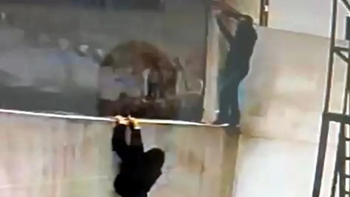 Esenyurt'ta iş yeri soygunu! Hırsızlık anları kamerada