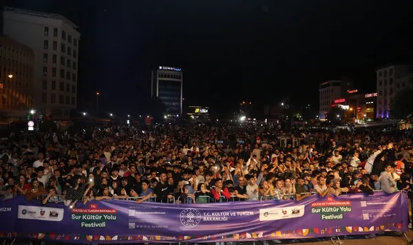 izzet-yildizhan-sur-kultur-yolu-festivalinde-sevenleriyle-bulustu-1665752024816.jpg
