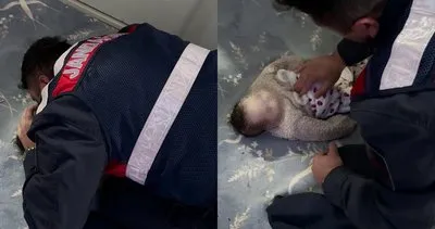 Jandarma kalbi duran bebeği kurtardı: Kalp masajı ve suni teneffüs yaptı!