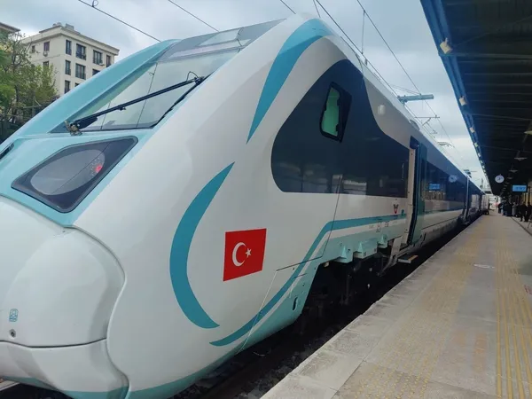 bakirkoyde-ilk-milli-elektrikli-tren-seti-vatandaslarin-ziyaretine-acildi-1683284419924.jpg