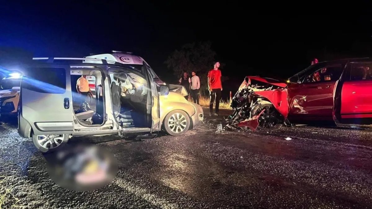 Afyonkarahisar'da meydana gelen trafik kazasında araçlar hurdaya döndü.