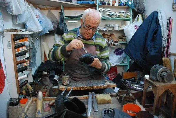 Çeşme’nin tek ayakkabı tamircisi Naci Usta