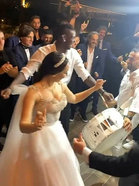 Balotelli&#39;den çiftetelli şov! Düğüne damga vurdu - Son Dakika Spor Haberleri