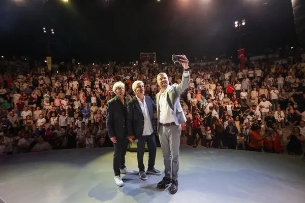 chpli-buca-belediyesi-iscisini-acliga-mahkum-etti-isci-maas-bekliyor-baskan-konser-veriyor-1756468023923.jpg
