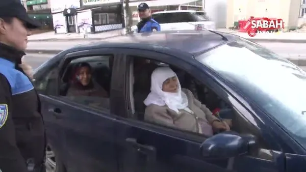 Kadın polisler, kadın sürücüleri karanfillerle karşıladı