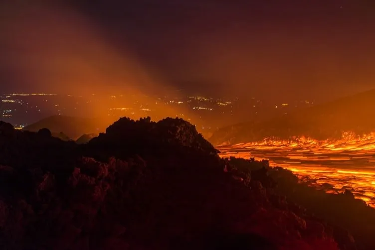 Etna, lav ve kül püskürtmeye devam ediyor.