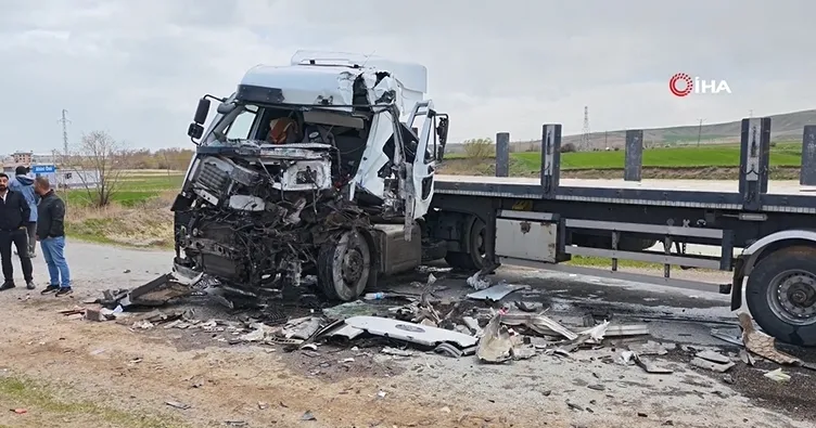 Ahlat’ta iki tır çarpıştı: 1 yaralı