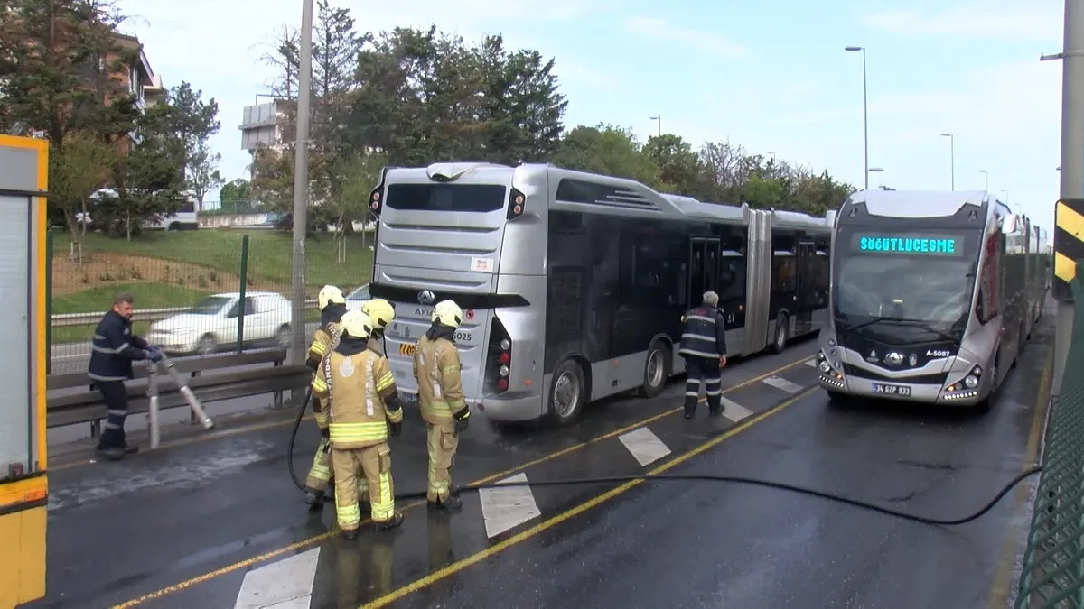 Üsküdar’da panik anları: Metrobüsün motor kısmı alev aldı! Üsküdar’da panik anları: Metrobüsün motor kısmı alev aldı!