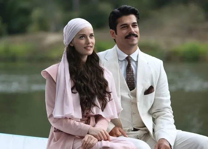 Fahriye Evcen’den aile pozu! Oğullarıyla pazar keyfi göz kamaştırdı!