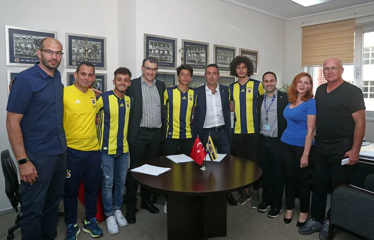 Fenerbahçe 3 gençle sözleşme imzaladı