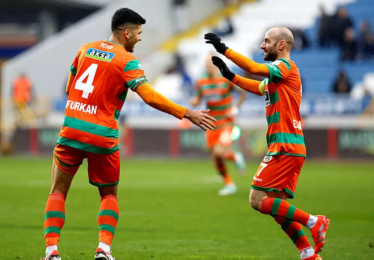 super-ligde-kasimpasanin-konugu-alanyaspor-macta-ucuncu-gol-canli-1707056558210.jpg