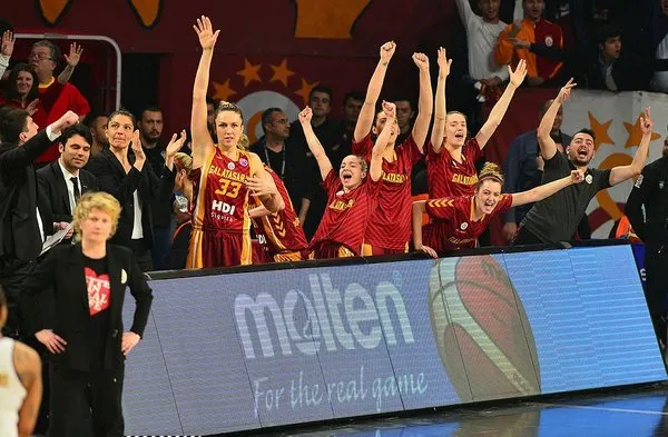 Fatih Terim tezahüratlara ayağa kalkarak karşılık verdi