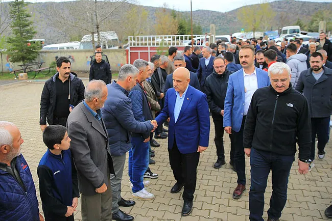 bakan-kirisci-ekinozunde-vatandaslarla-bayramlasti-1682105953485.jpg Bakan Kirişci, Ekinözü'nde vatandaşlarla bayramlaştı