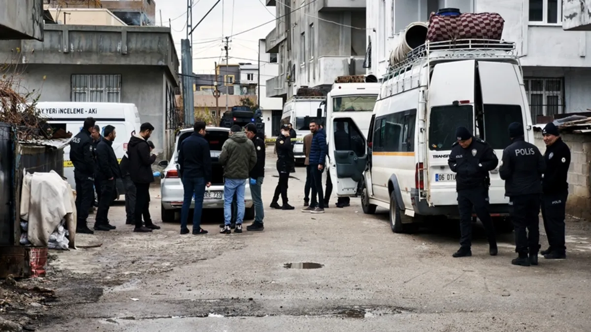 Adana’da ‘elçilik’ savaşı: Akrabalar birbirine girdi, 1 ölü, 5 yaralı! Adana’da ‘elçilik’ savaşı: Akrabalar birbirine girdi, 1 ölü, 5 yaralı!