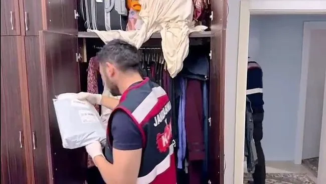 Kargo acentesi kurup uyuşturucu ticareti yapan çete çökertildi: Banka hesaplarındaki para dudak uçuklattı!