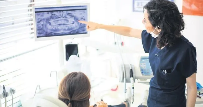 Erimiş üst çene kemiğine implant