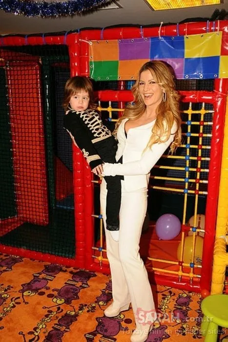 Yaprak Dökümü'nün Fikret'i Bennu Yıldırımlar'ın kızı Ada güzelliğiyle sosyal medyayı salladı! İşte Bennu Yıldırımlar'ın gözlerden uzak büyüyen kızı...