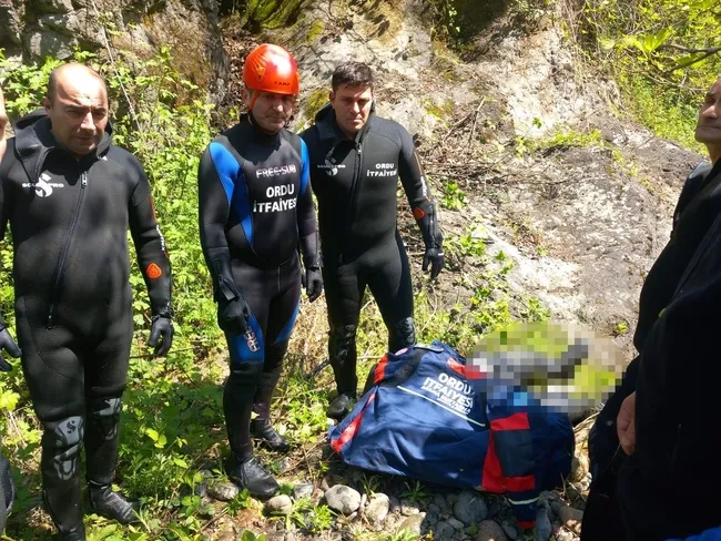 kupkaya-kanyonunda-cansiz-bedenleri-bulunmustu-gizem-sinanoglu-ile-suleyman-erdogan-topraga-verildi-1746450830694.jpg