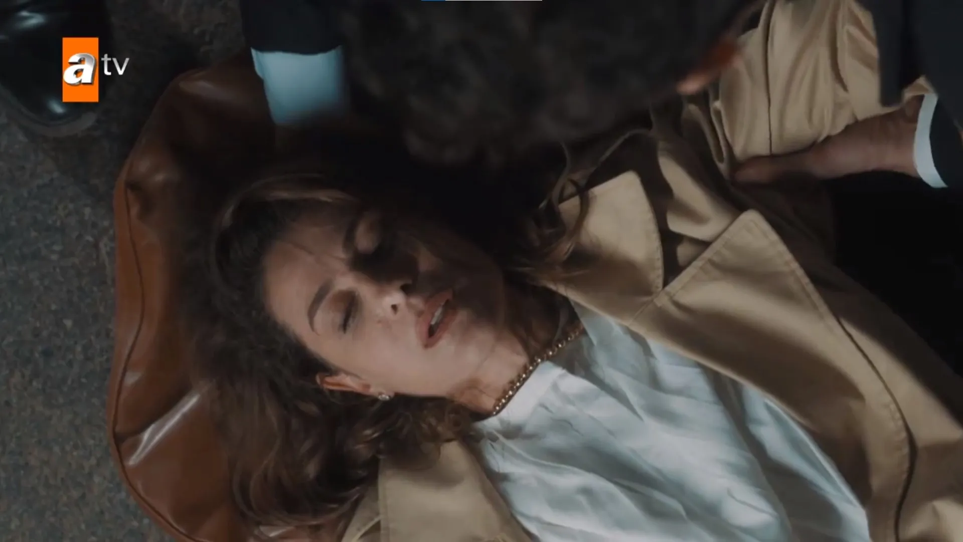 BEN BU CİHANA SIĞMAZAM LEYLA ÖLDÜ MÜ, yaşıyor mu? Silahla vuruldu! Ebru Özkan Ben Bu Cihana Sığmazam’dan ayrıldı mı, çıktı mı?