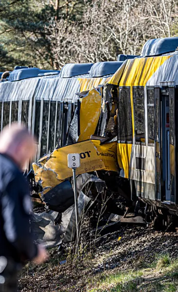 Danimarka’da iki tren kafa kafaya çarpıştı
