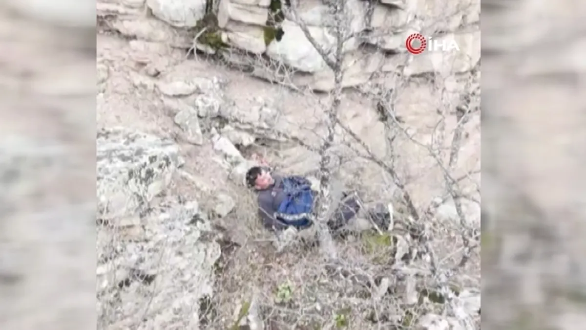 Artvin’de yaylada düşerek yaralanan vatandaş helikopterle kurtarıldı Artvin’de yaylada düşerek yaralanan vatandaş helikopterle kurtarıldı