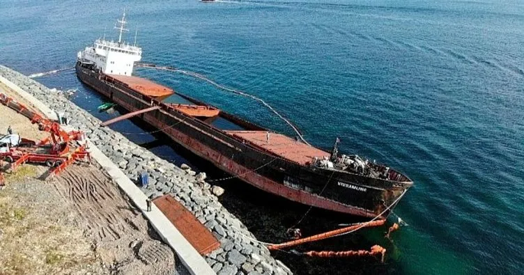 Fırtına nedeniyle kıyıya vuran kargo gemisi paramparça edildi