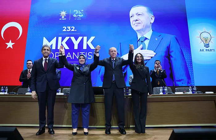 ak-parti-mkyk-toplantisinda-rozet-takildi-kani-torun-ak-partiye-katildi-1792498396758.jpg