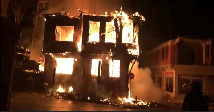 Bursa’da 2 katlı tarihi ahşap bina yandı, ev sahibine ulaşılamadı
