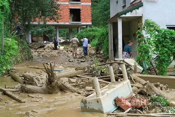Rize'deki şiddetli yağış hayatı felç etti