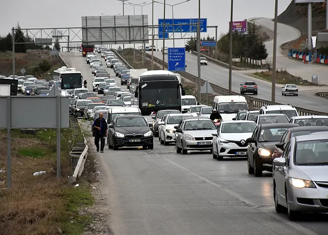 bayram-donusu-trafik-cilesi-43-ilin-guzergahinda-bulunan-kilit-kavsakta-kilometrelerce-kuyruk-1743525096262.jpeg