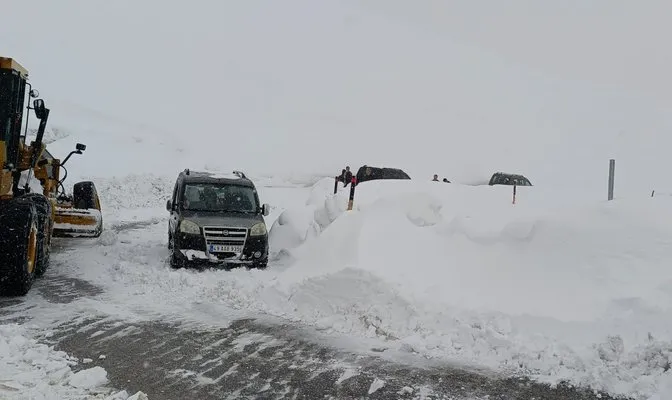 Muş’ta kar nedeniyle araçlarıyla yolda kalanlar kurtarıldı