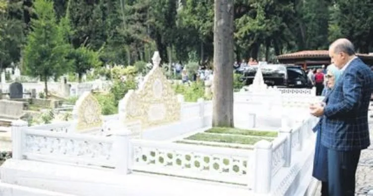 Anne - babasının mezarlarını ziyaret etti, dua okudu