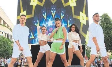 İrem Derici İzmir’i salladı