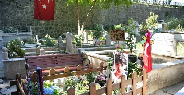 mattia-ahmet-minguzzinin-ailesi-bayramin-ilk-gunu-cocuklarinin-mezarini-ziyaret-etti-1779891428155.jpg