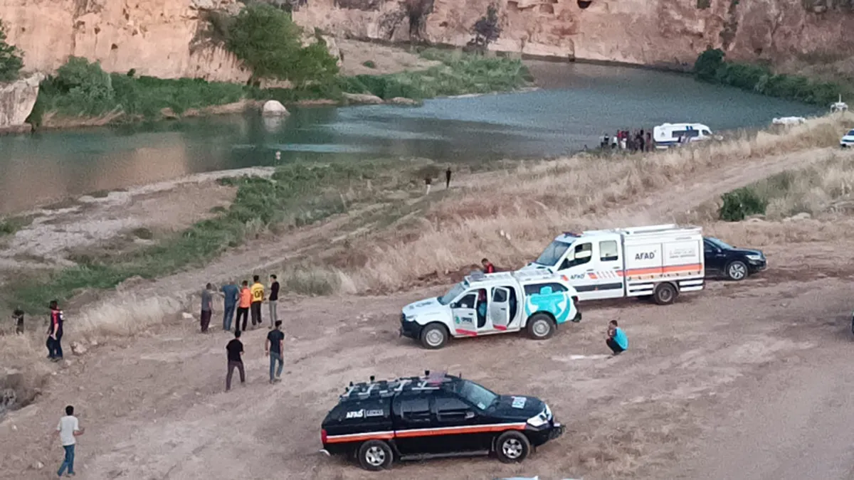 Adıyaman'da Göksu Çayı'nda kaybolan kişiyi arama çalışmaları devam ediyor.