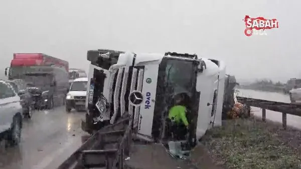 Bursa'da kar yağışı nedeniyle kontrolden çıkan 2 tır kaza yaptı! | Video