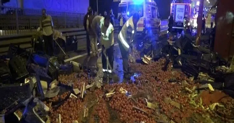 Sultanbeyli’de domates yüklü tır devrildi: 1 yaralı