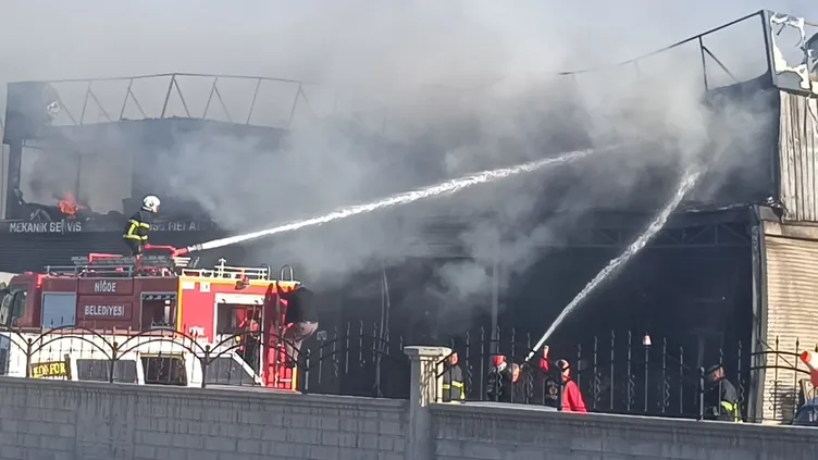 Yer Niğde: Tamirhane alev topuna döndü!