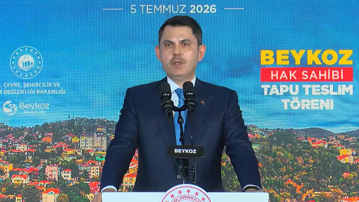 Çevre, Şehircilik ve İklim Değişikliği Bakanı Murat Kurum, Beykoz'da düzenlenen törende hak sahiplerine tapularını veriyor.