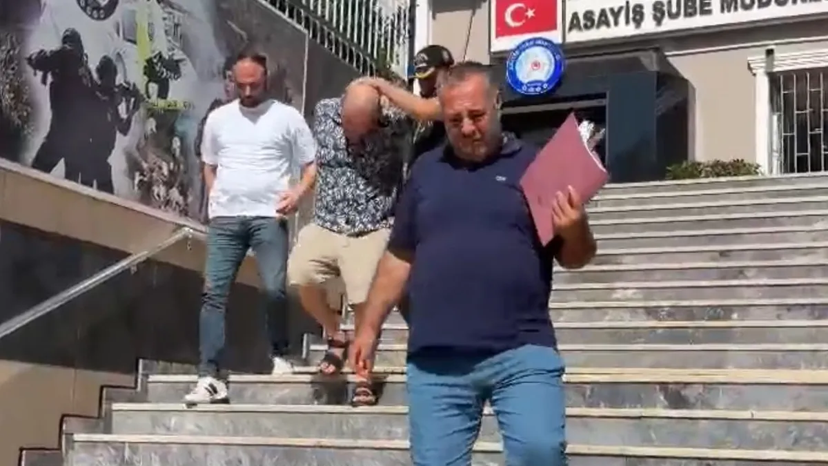 Zeytinburnu'nda park halindeki bir araçtan para çalınması olayıyla ilgili yakalanan şüphelinin emniyet görüntüleri.