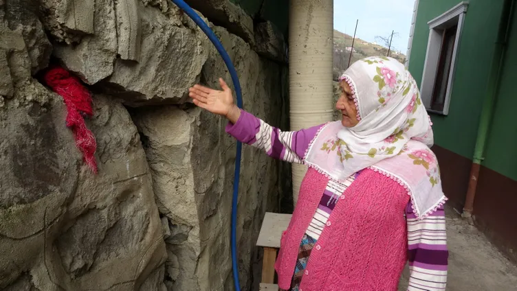 Duvarları çatlayan evlerinde nöbetleÅe uyuyorlar