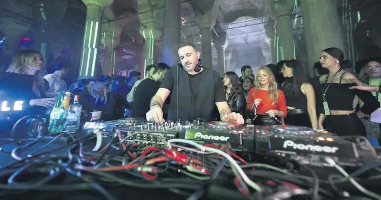 Ünlü DJ çaldı, Türk sevgilisi dans etti