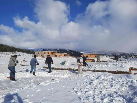 Şükran Köyü’nde kerpiç evlerin toprak damlarında kar küreme mesaisi