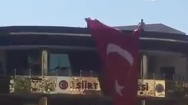 Siirt Belediyesi’ne kayyum atanan Vali’den ilk icraat!  Belediye binasına devasa Türk bayrağı astırdı | Video