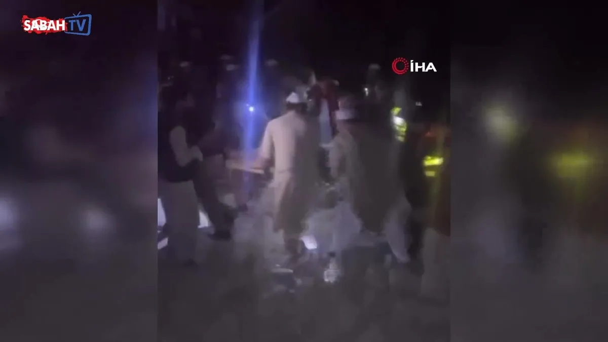 Pakistan’da güvenlik güçlerine bomba yüklü araçla saldırı: 10 ölü, 2 yaralı videosunu izle Pakistan’da güvenlik güçlerine bomba yüklü araçla saldırı: 10 ölü, 2 yaralı videosunu izle