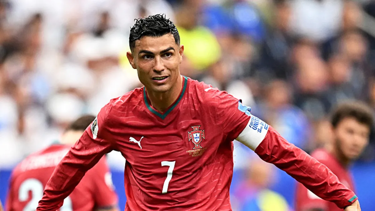 Cristiano Ronaldo, FIFA Dünya Kupası maçında top sürerken