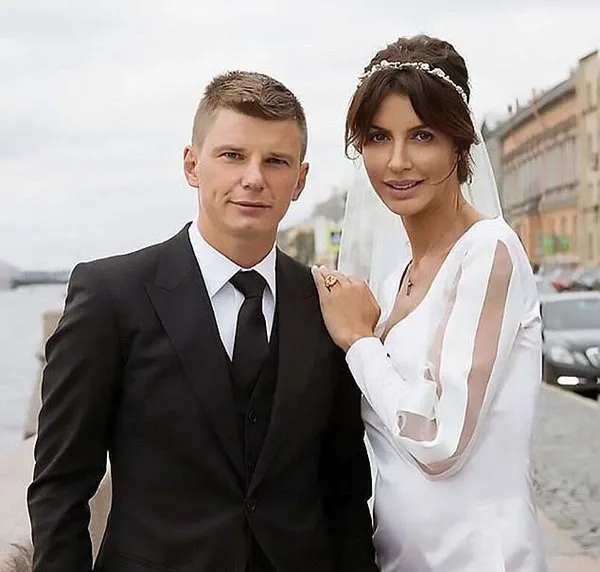 Ünlü futbolcu Andrey Arshavin'in eşi ve çocukları uçaktan indirildi