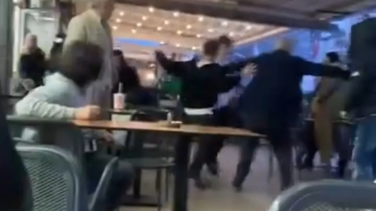 Bursa’da gençlerin kavgası kamerada: Tekme ve yumruklar havada uçuştu! Bursa’da gençlerin kavgası kamerada: Tekme ve yumruklar havada uçuştu!