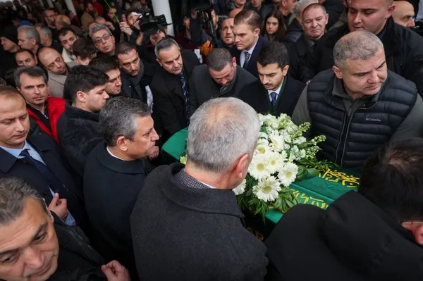 12-yasindaki-ayse-mayanin-tabutuna-seni-hic-unutmayacagiz-notu-sehadet-ikisine-de-cok-yakisti-1737639378219.jpg