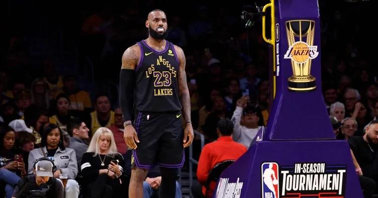 NBA’de LeBron James rekor kırdı, Lakers farklı kazandı